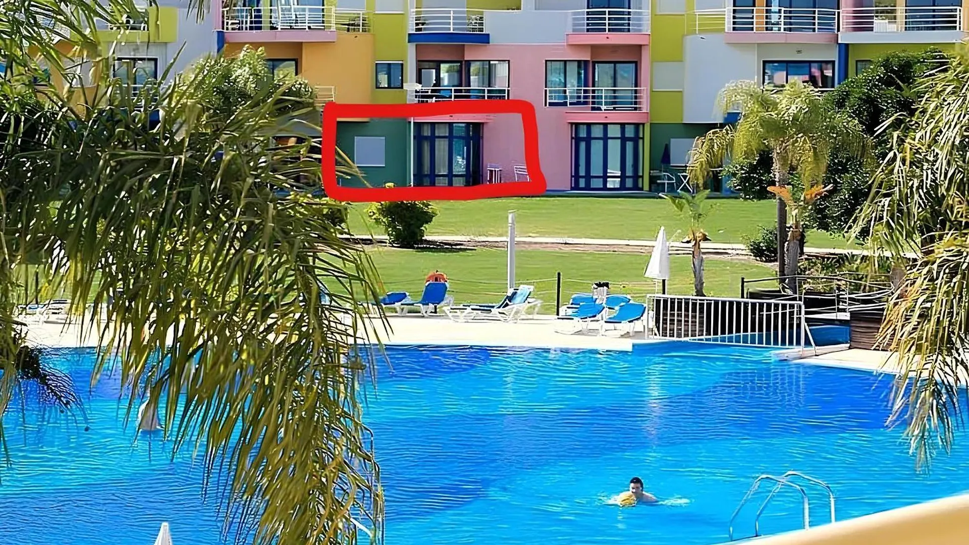 Luxury 2-Bed Apartment With Huge Pool - Albufeira
